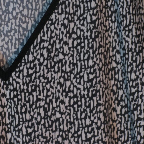 Express Blouse Medium Black & White Abstract Cold Shoulder Silky Lightweight EUC - Picture 4 of 4